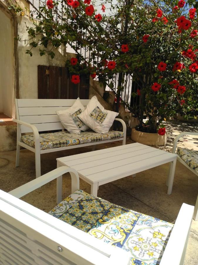 Villa Casale Hibiscus Santa Maria Del Focallo Exterior foto