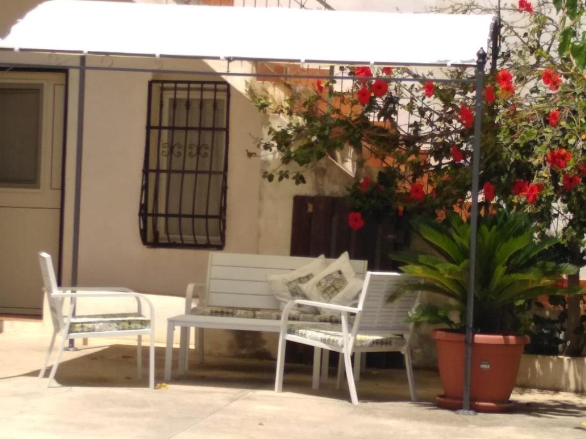 Villa Casale Hibiscus Santa Maria Del Focallo Exterior foto